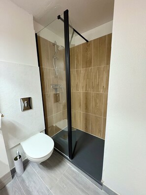 Shower, hair dryer, soap, toilet paper - Iodine-filled getaway in St Palais sur mer - close to the beach - Apartment sleeps 4 (Saint-Palais-sur-Mer)