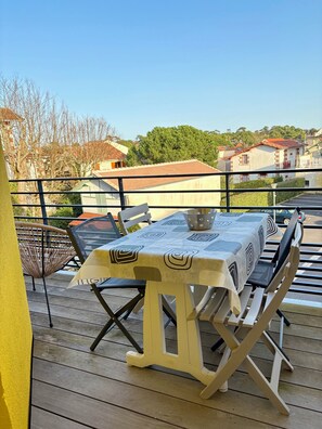 Outdoor dining - Iodine-filled getaway in St Palais sur mer - close to the beach - Apartment sleeps 4 (Saint-Palais-sur-Mer)
