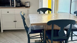 Una cucina compatta con forno a microonde, tostapane e macchina del caffè.