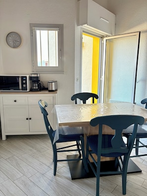 A compact kitchen with a microwave, toaster, and coffee maker. - Iodine-filled getaway in St Palais sur mer - close to the beach - Apartment sleeps 4 (Saint-Palais-sur-Mer)