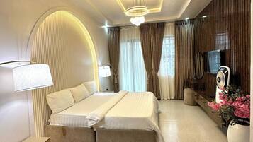 Familieleilighet, balkong, byutsikt | Skrivebord, skrivebord for bærbar PC, blendingsgardiner og lydisolert