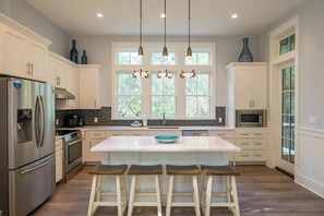 Coffee/tea maker, fridge, microwave, oven - "30A Hideaway"~The Hammocks~15 Min Walk to Beach~2 Community Pools~Beach Gear (Santa Rosa Beach)