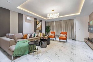 Standard-Apartment, Balkon, Stadtblick | Wohnbereich