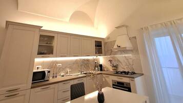 Mikrobølgeovn, ovn, kokeplater og oppvaskmaskin