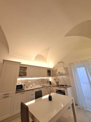 Mikrobølgeovn, ovn, kokeplater og oppvaskmaskin