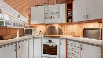 Kühlschrank, Mikrowelle, Geschirrspüler, Kochgeschirr/Geschirr/Besteck