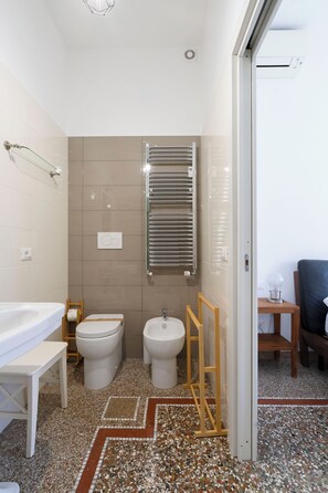 Shower, hair dryer, bidet, towels - Dreaming of Roman Holidays... a few minutes from the Colosseum! (Roma)
