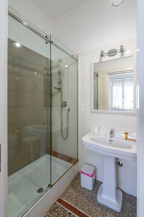 Shower, hair dryer, bidet, towels - Dreaming of Roman Holidays... a few minutes from the Colosseum! (Roma)