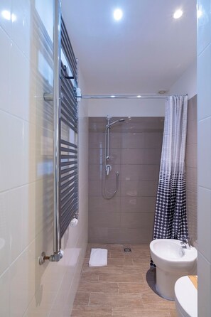 Shower, hair dryer, bidet, towels - Dreaming of Roman Holidays... a few minutes from the Colosseum! (Roma)