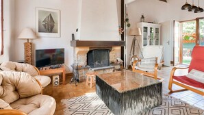 TV, fireplace - swimmingpool - Strand - Geschäfte by Interhome (Andernos)