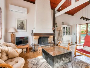 TV, fireplace - swimmingpool - Strand - Geschäfte by Interhome (Andernos)
