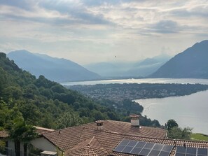 Une vue sur un paysage montagneux, avec un lac et une ville située dans la vallée.