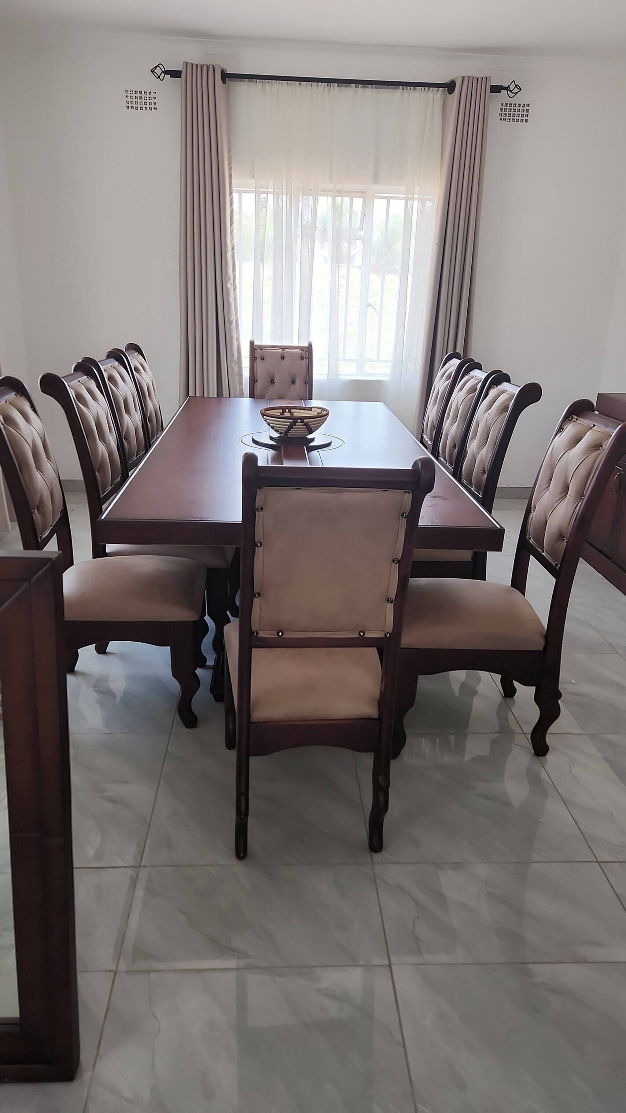 House, 5 Bedrooms | Dining room