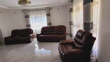 House, 5 Bedrooms | Living area