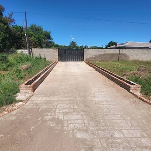 House, 5 Bedrooms | Property grounds - Familyfriendlyhome4u (Bulawayo)