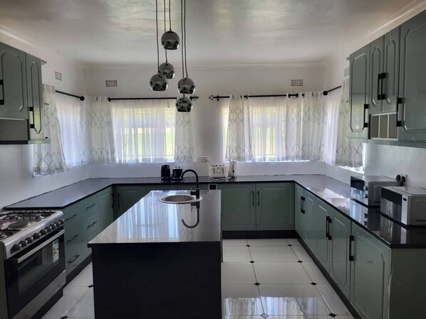 House, 5 Bedrooms | Interior - Familyfriendlyhome4u (Bulawayo)