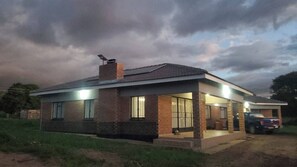 House, 5 Bedrooms | Exterior - Familyfriendlyhome4u (Bulawayo)
