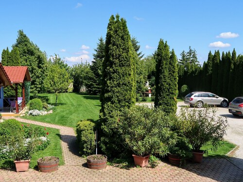 Stimmungsvolle Ferienwohnung mit großem Garten by Interhome