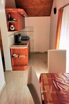 Fridge, cookware/dishes/utensils