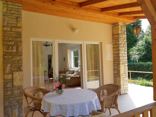 Renoviertes Haus in Zamárdi mit Großer Terrasse by Interhome