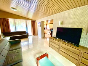 TV - Großes Ferienhaus in Siófok mit Privatem Pool by Interhome (Siofok)