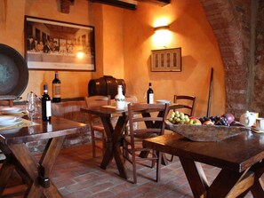 Dining - Unsere Kunden sind unsere Freunde by Interhome (Siena)