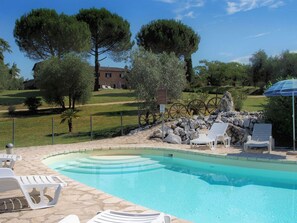Pool - Unsere Kunden sind unsere Freunde by Interhome (Siena)