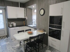 Kühlschrank, Mikrowelle, Ofen, Geschirrspüler