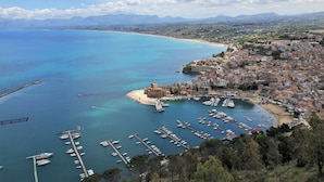 A coastal town with a marina, historic buildings, and a clear view of the sea. - Villa Allegra ist ein modernes Designhaus by Interhome (Castellammare del Golfo)