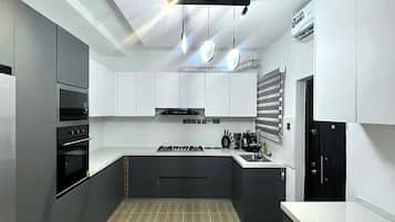 Superior Apartment, Balcony, City View | Private kitchen