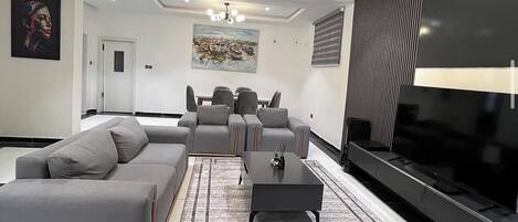 Superior-Apartment, Balkon, Stadtblick | Wohnbereich