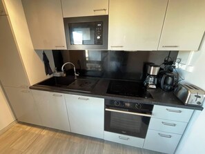 Geladeira, micro-ondas, fogão, cooktop