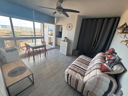 Beach 200m away - Bright T2 with fast Wifi