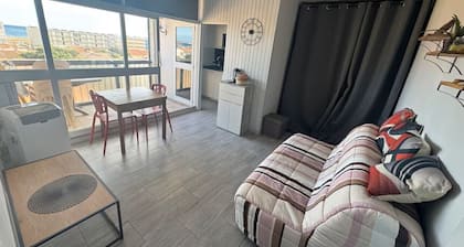 Beach 200m away - Bright T2 with fast Wifi