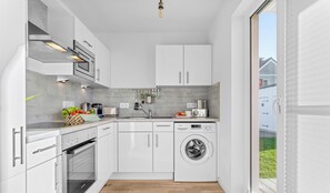 Fridge, microwave, oven, stovetop - Knuts Koje - Parking, Infrared Sauna, Washing Machine, Wi-Fi, Fireplace, (Olpenitz)