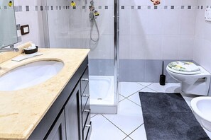 Shower, hair dryer, bidet, towels - Dimora Mira - Downtown Bari (Bari)
