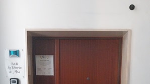 A wooden door with a sign above it. - Dimora Mira - Downtown Bari (Bari)