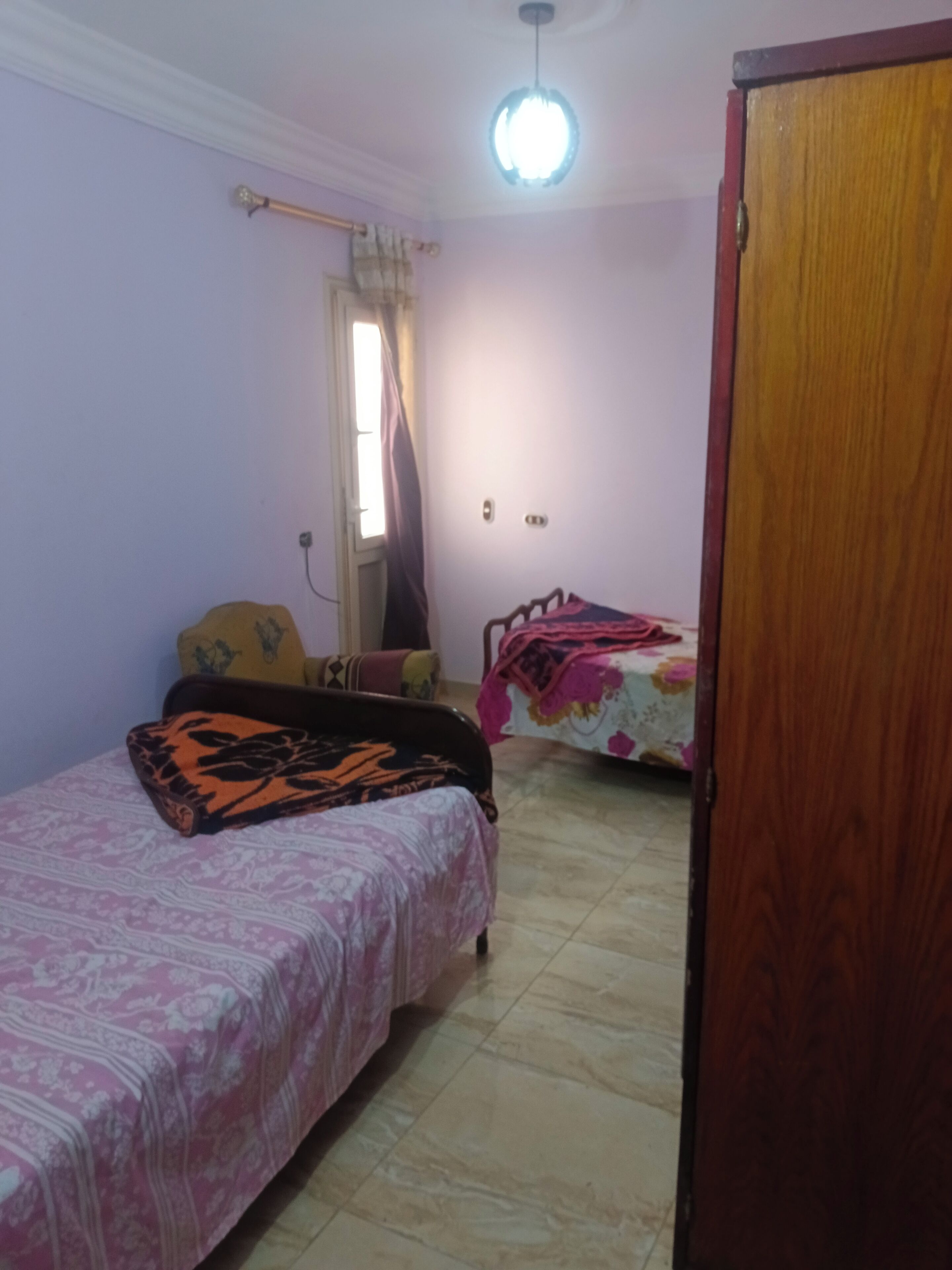 Tabla de planchar con plancha y ropa de cama