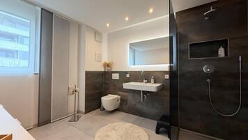 Dusche, Haartrockner, Handtücher