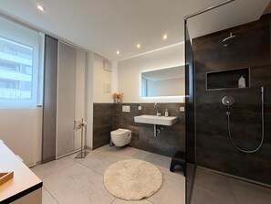 Dusche, Haartrockner, Handtücher