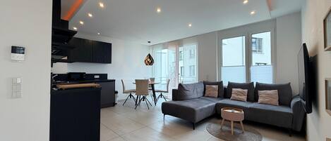 Una televisión, libros