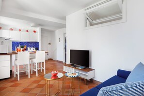 Departamento, vista al mar | Área de sala de estar