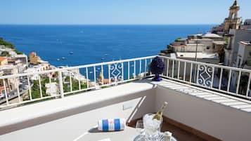 Suite, vista al mar | Restaurante al aire libre