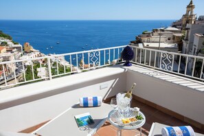 Suite, vista al mar | Restaurante al aire libre