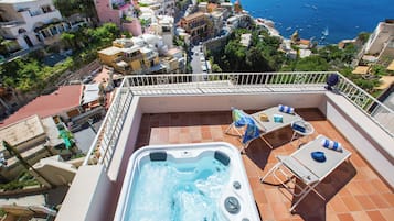 Suite, vista al mar | Tina de hidromasaje al aire libre