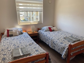 2 habitaciones, tabla de planchar con plancha, wifi y ropa de cama 