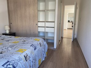 2 slaapkamers, een strijkplank/strijkijzer, wifi, beddengoed