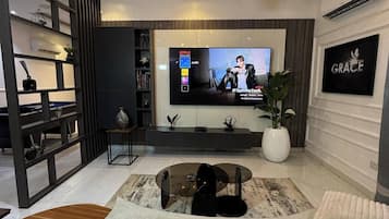 Deluxe Apartment, Balcony, City View | Interior