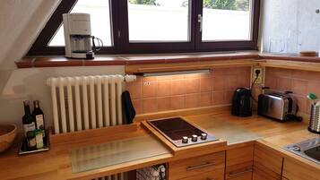 Kühlschrank, Herdplatte, Wasserkocher mit Kaffee-/Teezubehör