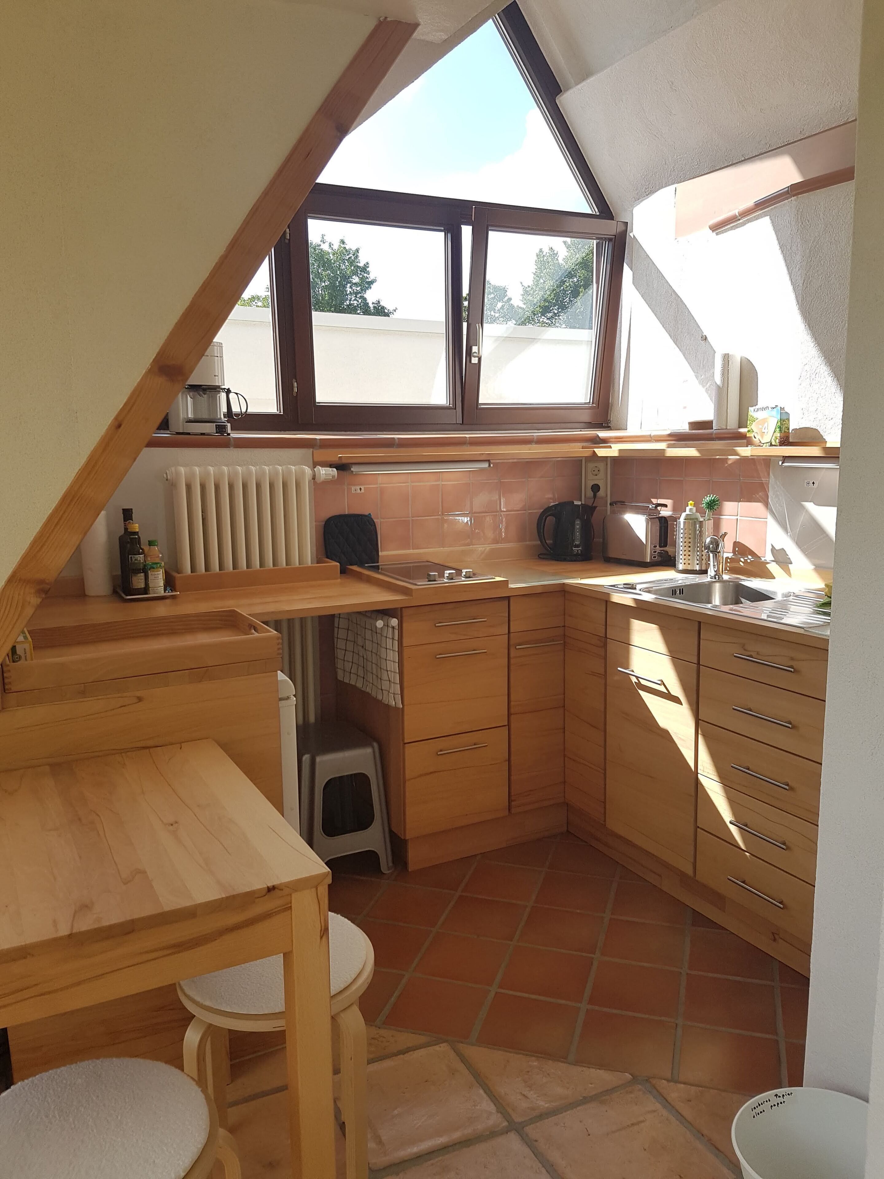 Kühlschrank, Herdplatte, Wasserkocher mit Kaffee-/Teezubehör